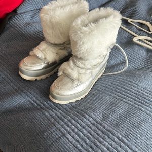 Cougar white and silver winter waterproof boots.
